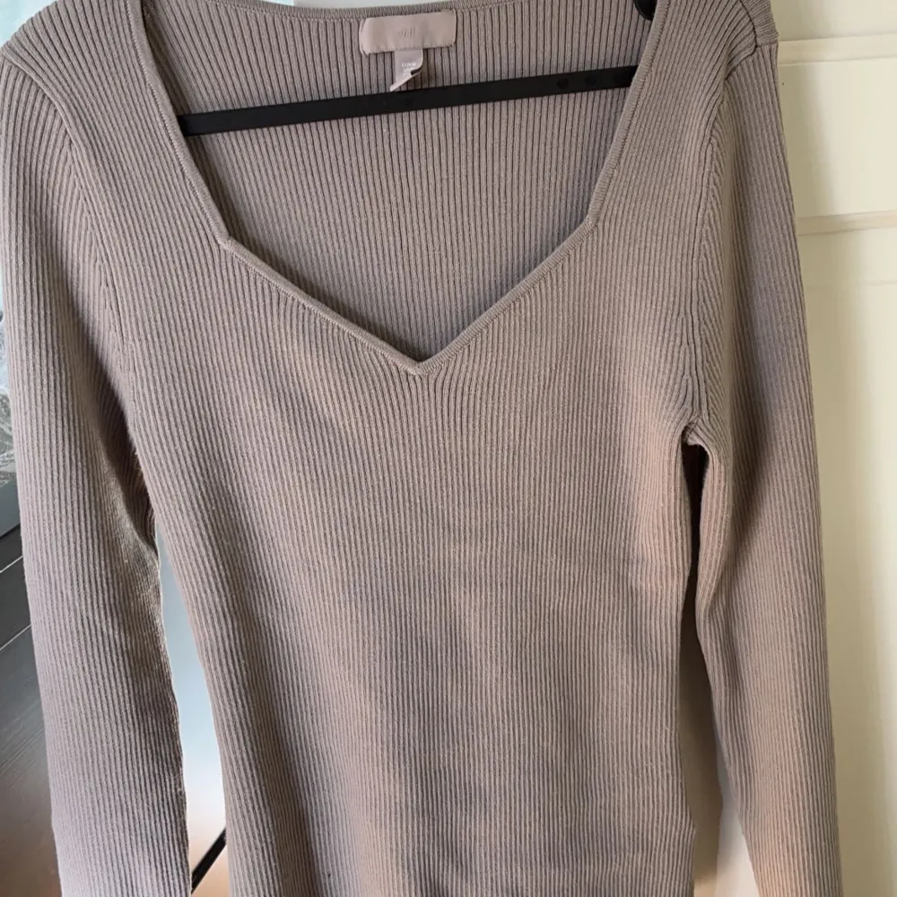 Jättefin grå/brun tröja från hm som tyvärr aldrig kommit till användning då den är lite för stor💓kan även tänka mig byta mot en mindre storlek om nån har🫶🏼. Tröjor & Koftor.