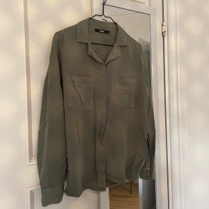 Skjorta strl S - Skjorta från BikBok i storlek S. Militärgrön, Dold knäppning, två bröstfickor. I gott skick. 