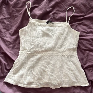 Linne - Linne i tunt luftigt tyg (100% bomull). Retro H&M. Går att dra igenom en tråd för att göra göra den tajtare upptill. Står 38 på lappen me skulle säga att den passar bättre på 36. För liten för mig men sitter som ett vanligt linne. Använd gärna köp nu <3