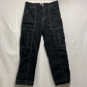 Weekday byxor - Ett par snygga weekday byxor med vita sömmar knappt använda, storlek 42. (Obs frakt ingår ej i priset)