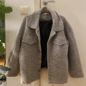 Jacka - Såå fin höst- & vårjacka i kashmir från det danska märket DesignBySi💖 Använd max 10ggr & köptes för ungefär ett år sedan. Storlek xs/s. Skriv privat för frågor eller fler bilder🫶🏼 (ber om ursäkt för dåligt ljus på den 2 & 3 bilden)