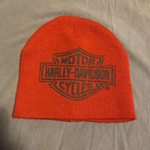 Harley Davidson mössa - En snygg röd Harley Davidson mössa, storlek är one size väldigt bra skick! (Obs frakt ingår ej i priset)
