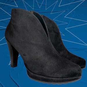 Ankle boots by PAUL GREEN made of kidskin suede. Zip on the inside. High-quality leather inner with padded insole. Synthetic outer sole with rubber inlay at the toe. Shaft height approx. 4 ins. Light, leather-covered platform sole – height approx. 0.5 in.
