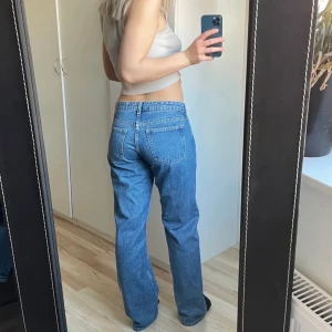 Lågmidjade jeans Arrow - Lågmidjade jeans från weekday i modellen arrow. Storlek 29/32. Knappt använda så därmed fint skick! Nypris 500kr. Köparen står för frakten 🥰