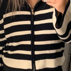Randig cardigan - Zara - Jätteskön och fin oversized kofta  Frakt tillkommer 