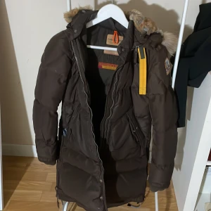 Parajumper long bear storlek S - Pris kan diskuteras vid köp, kan även bytas mot canada goose