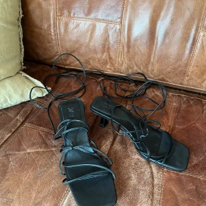 Klackskor  - Säljer supersnygga klackar med låg klack från Zara! Så snygga detaljer med snörena. Endast haft en gång på och säljer pga att de är lite försmå för mig. Storlek 38! 💕