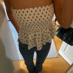 Prickig topp  - Prickig topp med avtagbara band. *Köparen står för frakt.