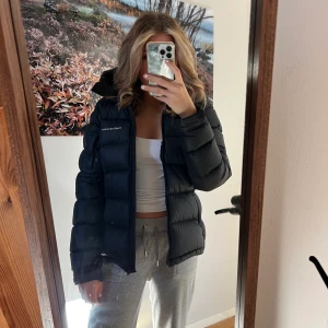 Peak performance  - Peak performance jacka i storlek S  Köptes förra året, inga skador jätte fint skick!!  Skriv för egna bilder  Köptes för 4000kr