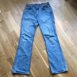 Vintage Calvin Klein bootcut jeans i ljusblå färg, skitsnygga men är för långa för mig så säljer dem. Storlek 29/32 (ish). 