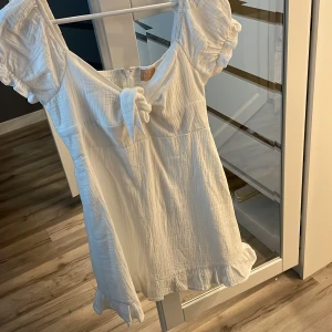 Vit klänning - Vit klänning aldrig använd, sitter som en S men är i stl M. Passar M men sitter kort 