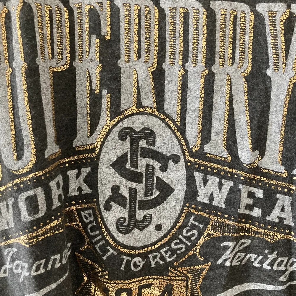 Säljer denna jättefina tshirt med tryck från superdry! Guldet på trycket är metalliskt o texten ljusgrå/blå Jätteskönt material och aldrig använd!!🥰 (Nypris 340kr). T-shirts.
