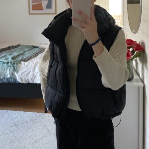 Zara Puffer väst - En puffer väst från Zara som jag köpte förra hösten, som knappt har andvänndst. Super snygg, och i jättebra skick. Är i storlek L men den passar mig som är Xs/S men är lite oversized vilket är väldigt snyggt.  Hör av er vid intresse!!🫶🏼🫶🏼💗 Köptes för 400kr