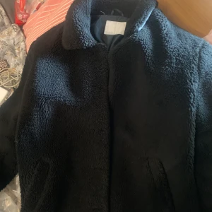 Svart fluffig jacka - Samsa Collection - Jätteskön & varm jacka  Knapparna saknas förutom en,   Storlek : XL 🥰 Frakt tillkommer 