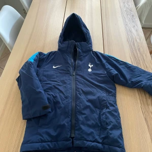Tottenham klubbjacka  - Köpt fr official shop i UK.  Ytterst lite anvönd. Fin kvalitee. Riktigt fin 