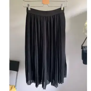 En jätte fin svart plisserad kjol från NA-KD, använd få gånger och i fint skick. 150kr+frakt. Kan mötas upp i Göteborg. Skriv för fler bilder💗