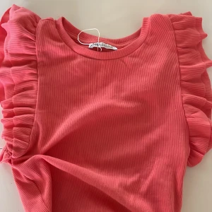 Stockholm stil tröja - Säljer denna från Zara med volanger på sidan då jag har en annan i blå🥰