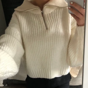 L - Säljer denna fina stickade tröjan med dragkedja som jag köpt på Plick då den inte passade mig:/ Skulle säga att den är mindre än L