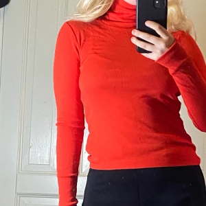 Ribbad polo  - Ribbad röd polo, tajt i sin passform, stretchigt material. Strlk XS♦️🔴🌶