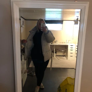 Jacka - En beig jacka ifrån Nelly, använd Max 10 gånger. Jätte fin och varm, jag köpte den på rea och därför kommer jag sälja den för 400kr