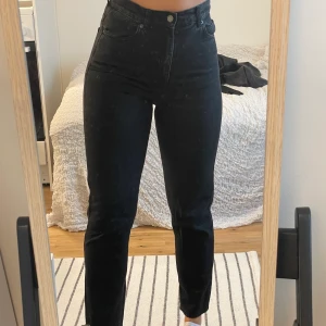 Svarta momjeans Dr Denim - Svarta momjeans från Dr Denim. Sparsamt använda. Fin kvalitet. Perfekt långa på mig som är 160 cm. Inte så mycket stretch