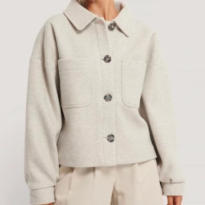 Kappa - Säljer min grå kappa köpt från NA-KD, slutsåld på hemsidan🤍ordinarie pris 879