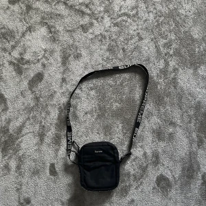 SUPREME SHOULDERBAG  - Supreme shoulderbag (ss18) Pris: 895kr Färg: svart Storlek: onesize (fits all) Köpbekräftelse finns  Frakt: 66kr (1-2 dagar, spårbart) 