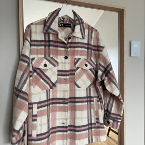 Jacka från Zara i nyskick  - Superfin jacka från Zara i storlek S. Aldrig använd så den är i nyskick.