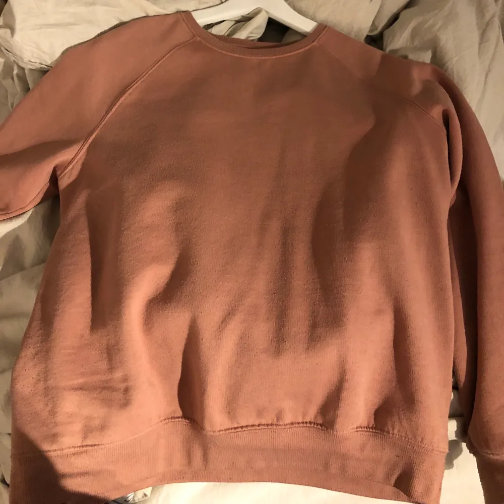 En smuts rosa sweatshirt ifrån lager 157 i stl:M. Använd några gånger men i bra skick. . Tröjor & Koftor.