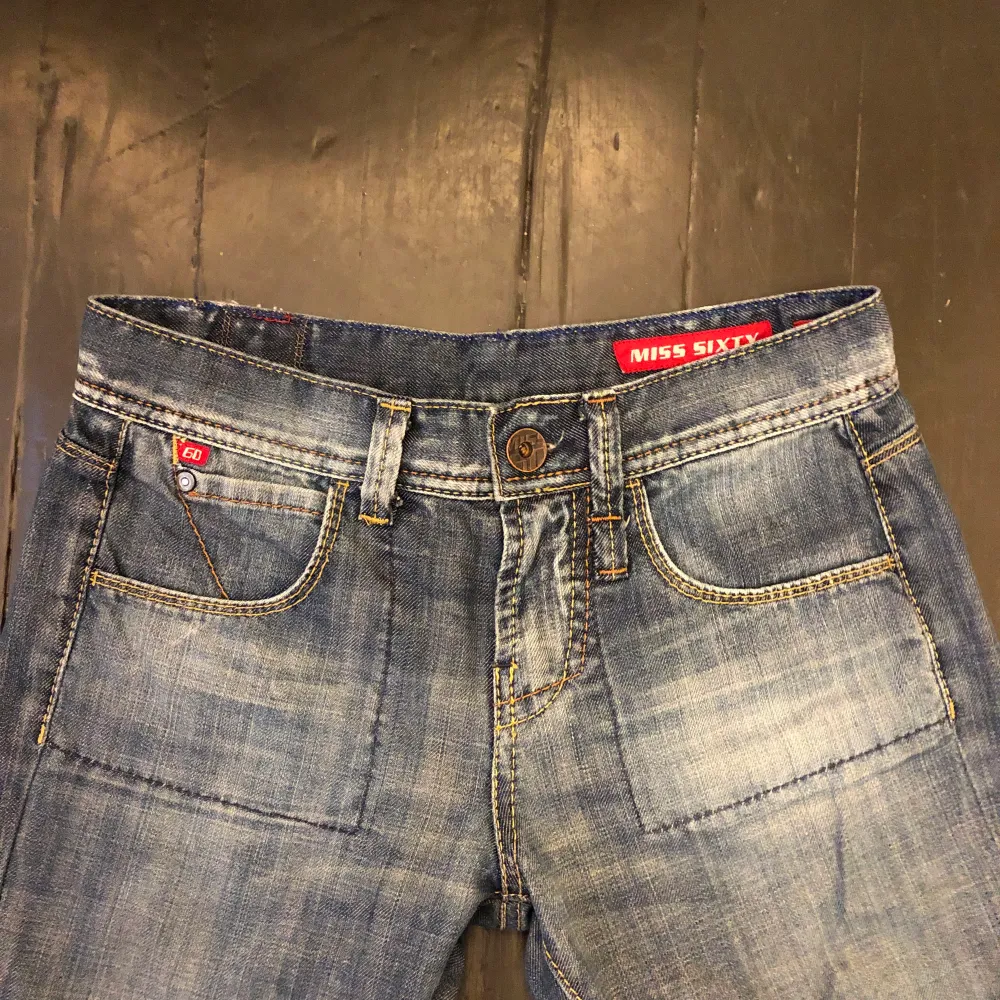 Sjuka vintage miss sixty jeans, low waist och perfekt booktcut! Köpta på depop för 800kr, verkligen drömjeansen! Köparen står för frakt. W25L34. Jeans & Byxor.