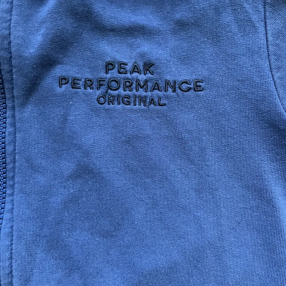 Säljer min Peak performance tröja då den tyvärr inte kommer till användning längre. Den är köpt för 450 och säljer för 150💞Den är i superbra skick och har inga defekter😄 skriv till mig via frågor och kom gärna med prisförlag💗. Tröjor & Koftor.