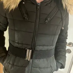 Fake päls jacka, super snygg och varm nu till vintern. Säljs pågrund av ingen större användning längre. Priset går att diskuteras 