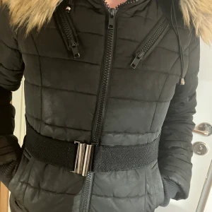 Päls jacka  - Fake päls jacka, super snygg och varm nu till vintern. Säljs pågrund av ingen större användning längre. Priset går att diskuteras 