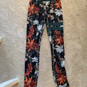 250 Stronger bryggor stl xs - Säljer mina strongerbyxor för 450 kr, och dem är i stl xs. andvänt många gånger och fortfarande är i bra skick. Bra kvalitet.