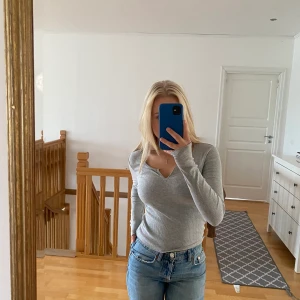 Långärmad tröja - En grå långärmad tröja perfekt vardag  men också till finare tillfällen men. Bra skick och snygg! (Första bild dålig kvalite men se tyget på andra bilderna) 