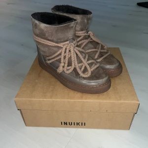 Inuikii skor - Intresse koll på mina inuikii skor! Färgen Classic Taube i stolek 39. Köpte för två år sedan och använda en del men trotts det fint skick enligt mig! Den enda deffekt jag kan hitta är lite repor (se bild tre) annars väldigt fräscha. Hör av er för mer info
