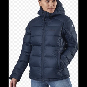 Peak performance jacka  - Säljer nu min tjocka peak performance jacka! Köpt för 3799 men säljer för 1700💕 jackan är i bra skick och inga problem 