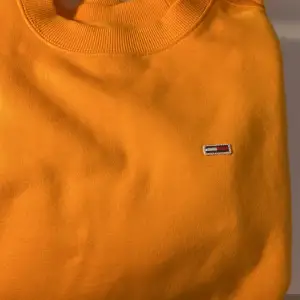 Säljer denna fina Tommy Hilfiger tröja, då den inte kommer till använding. Superfin modell, som passar perfekt till hösten. Köpt för 649 kr, men säljes för 250 kr. 