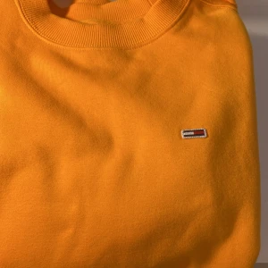 Tommy Hilfiger Tröja - Säljer denna fina Tommy Hilfiger tröja, då den inte kommer till använding. Superfin modell, som passar perfekt till hösten. Köpt för 649 kr, men säljes för 250 kr. 