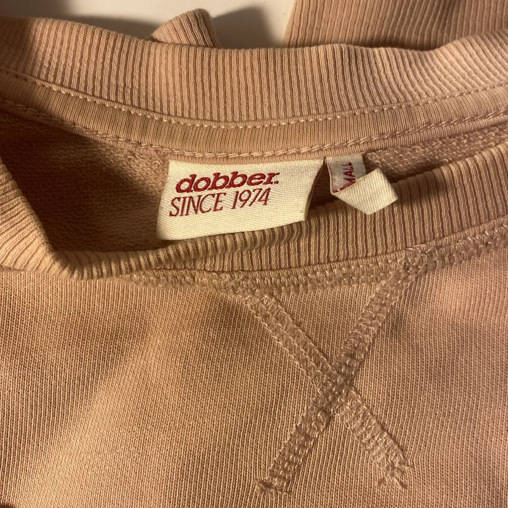 Säljer denna fina tröja från Dobber. Perfekt till hösten, men kommer tyvärr inte till använding. Köpt på MQ för 350 kr och i mycket gott skick. Säljes för 150 kr! . Tröjor & Koftor.