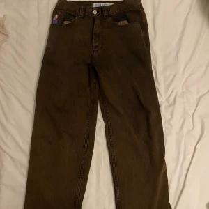 Bigboy Byxor - Ett par bigboy byxor i storlek XS, säljer pågrund av att dem inte passa mig. Små skrapningar nere vid byxan men inget synligt. Kontakta mig vid yttligare frågor eller om fler bilder önskas (Nås snabbare på instagram: oscar.plick)