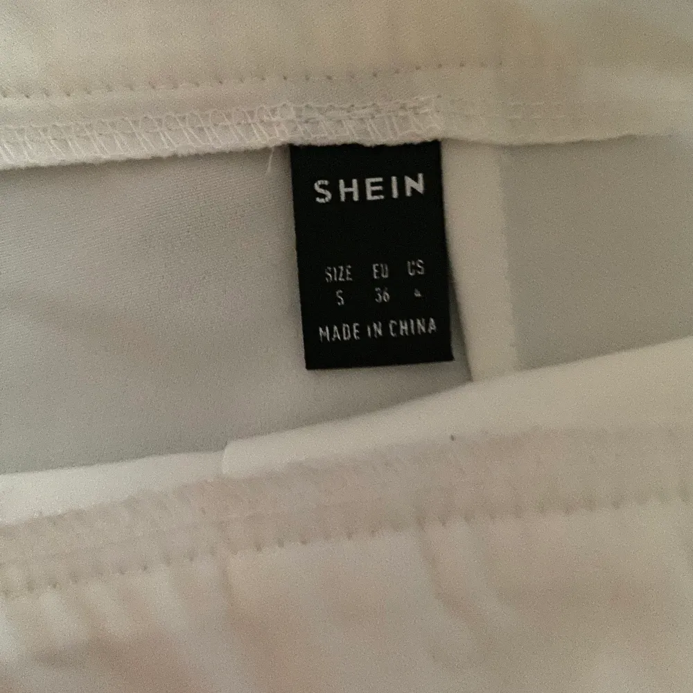 Vita shorts med dragkedja på baksidan från Shein, i storlek S/36, ingen stretch. Endast provad. Köparen står för frakt🌻. Shorts.