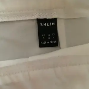 Vita shorts med dragkedja på baksidan från Shein, i storlek S/36, ingen stretch. Endast provad. Köparen står för frakt🌻