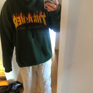 trasher hoodie  - säljer min trasher hoodie i storlek L som jag aldrig använder längre för jag själv gillar inte hur den sitter på mig. hör av er vid intresse eller frågor 