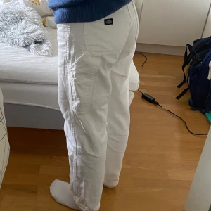 Dickies Carpenter Jeans - Säljer mina vita ”snickarbyxor” från dickies. Storlek 26 i midjemått. Passar mig bra i längden som e 164cm. Köparen står för frakten på 66kr 💓 Säljer direkt för 400kr! Tryck inte på köp nu!!