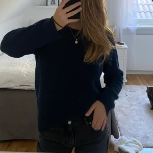 Stickad tröja  - Säljer min stickade tröja från Nudie Jeans. Tröjan är storlek XS men skulle säga att den även passar S beroende på hur man vill att den sitter. 💕 Nypris över 1000kr! 🌟KÖPAREN STÅR FÖR FRAKT 🌟