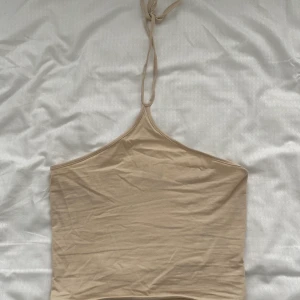 Beige topp - Beige topp från Monki! Använd endast när jag provade den i somras, inte använt sedan dess. Pris: 80kr + 29kr frakt