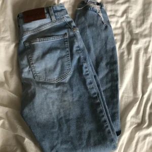 Jeans - Superfina ljusblåa jeans från nakd med ”slitningar” längst ner på båda benen.