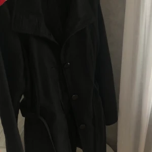 Kappa - Supersnygg kappa ifrån vero Moda. Storleken är: L men passar dom som har S eller M bättre. Köparen står alltid för frakten, postbevis skickas alltid💕💕
