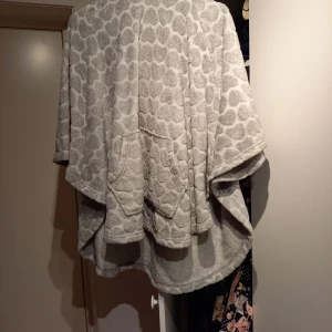 Grå fleece poncho med hjärtan  - Använda få gånger väldigt fint skick katt finnas I hemmet 